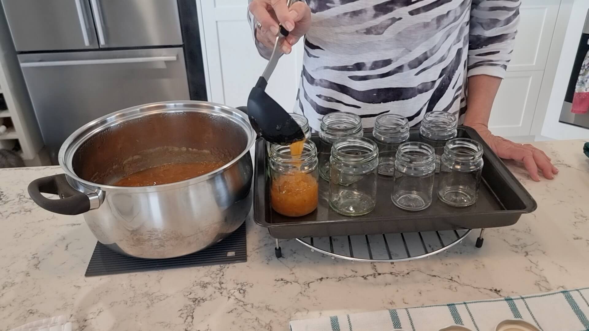 Bottling cooked kumquat marmalade