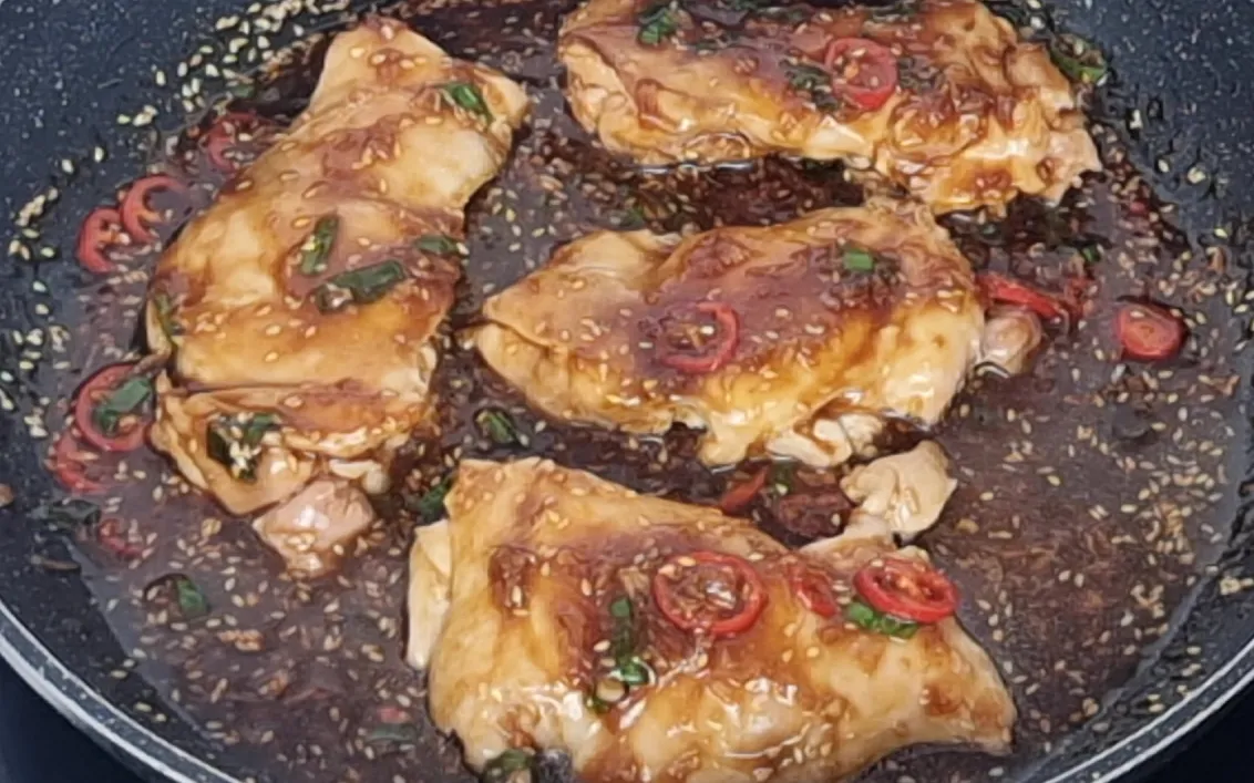 Chicken thigh fillets in ginger soy sauce